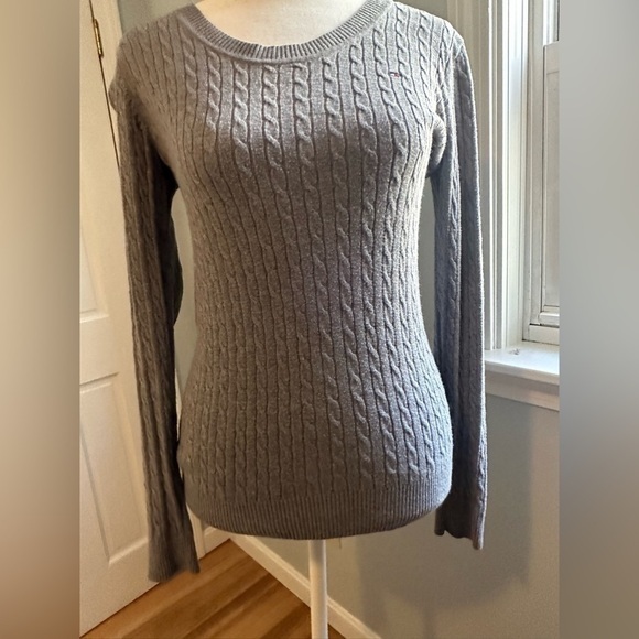 - Tommy Hilfiger sweater - Picture 1 of 6